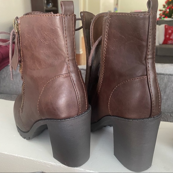 Closed Round Toe Lace-Up Block Heel Combat Boots - Picture 2 of 15